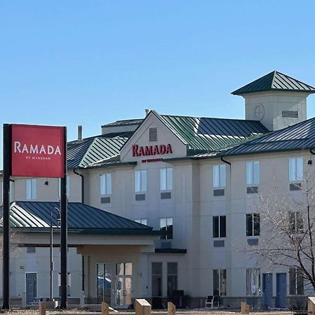 Ramada By Wyndham Estevan Екстер'єр фото