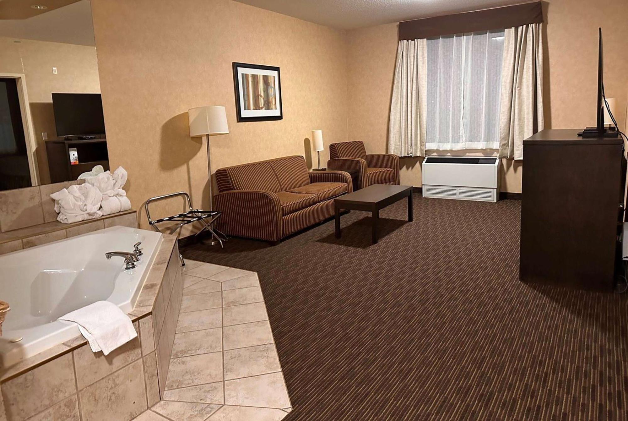 Ramada By Wyndham Estevan Екстер'єр фото